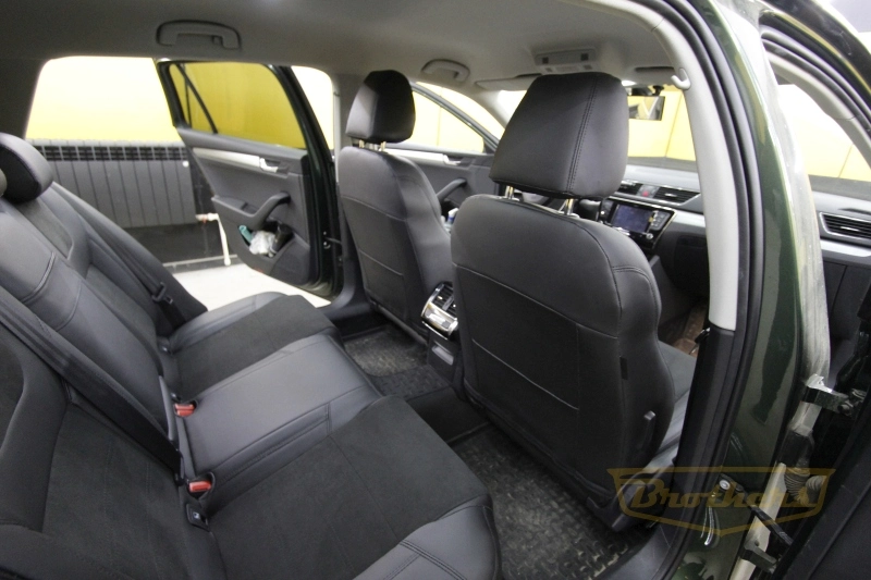 Чехлы на Skoda Superb 3 (Style), серии "Alcantara Full" - черная строчка Чехлы на Skoda Superb 3 (Style), серии "Alcantara Full" - черная строчка