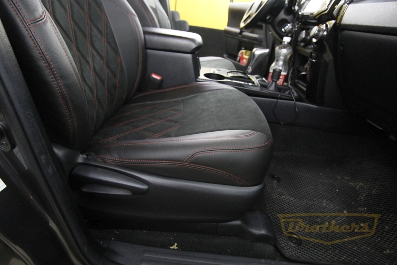 Авточехлы на Тойота 4 Рунер (Toyota 4 Runer) серии "Alcantara" - с ромбами и продлением передних сидений, красная строчка