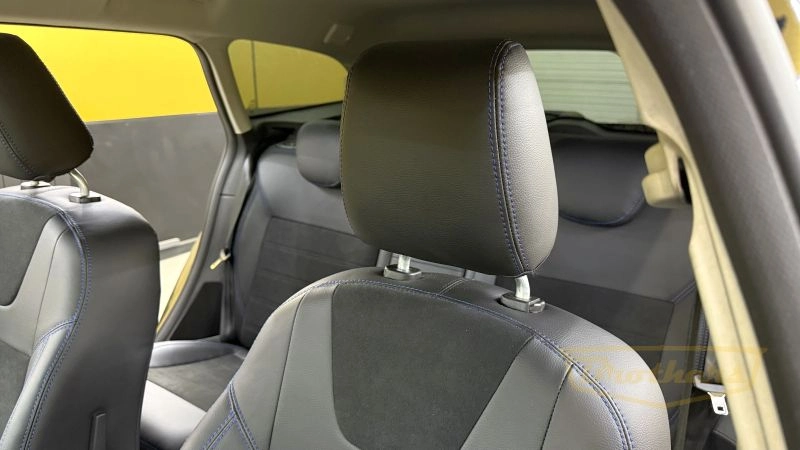 Чехлы на Ford Focus 3 Titanium, серии "Alcantara" - синяя строчка, продление передних сидений алькантарой