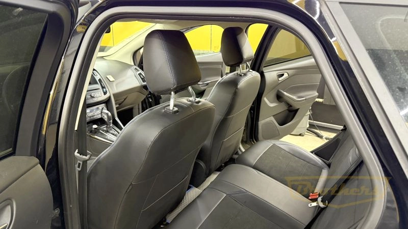 Чехлы на Ford Focus 3 Titanium, серии "Alcantara" - синяя строчка, продление передних сидений алькантарой