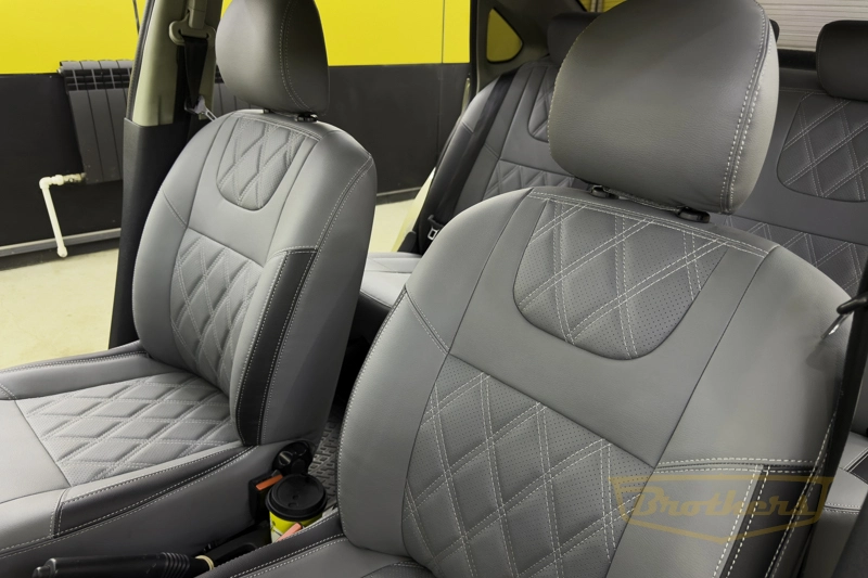 Чехлы на сиденья автомобиля Nissan Almera (Ниссан Альмера) G15, серии "Premium" - серая экокожа, черные вставки, ромбы