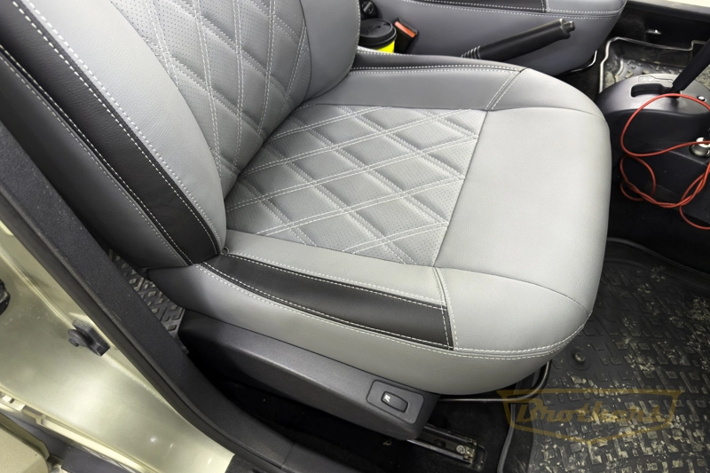 Чехлы на сиденья автомобиля Nissan Almera (Ниссан Альмера) G15, серии "Premium" - серая экокожа, черные вставки, ромбы