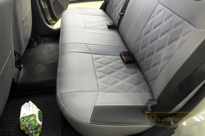Чехлы на сиденья автомобиля Nissan Almera (Ниссан Альмера) G15, серии "Premium" - серая экокожа, черные вставки, ромбы