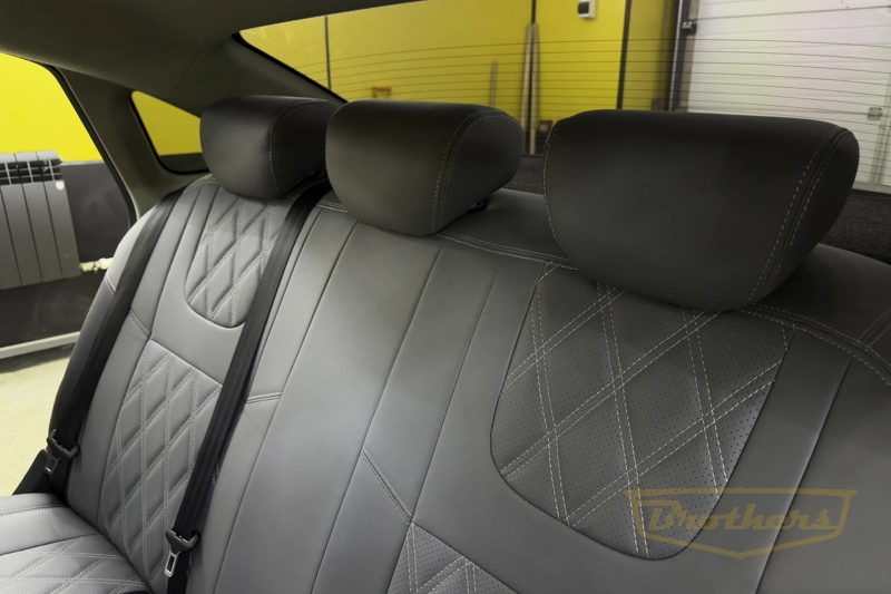 Чехлы на сиденья автомобиля Nissan Almera (Ниссан Альмера) G15, серии "Premium" - серая экокожа, черные вставки, ромбы