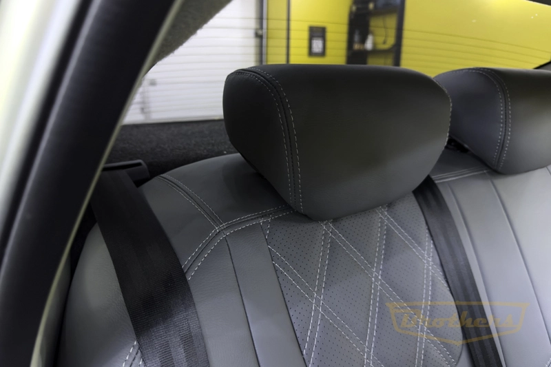 Чехлы на сиденья автомобиля Nissan Almera (Ниссан Альмера) G15, серии "Premium" - серая экокожа, черные вставки, ромбы