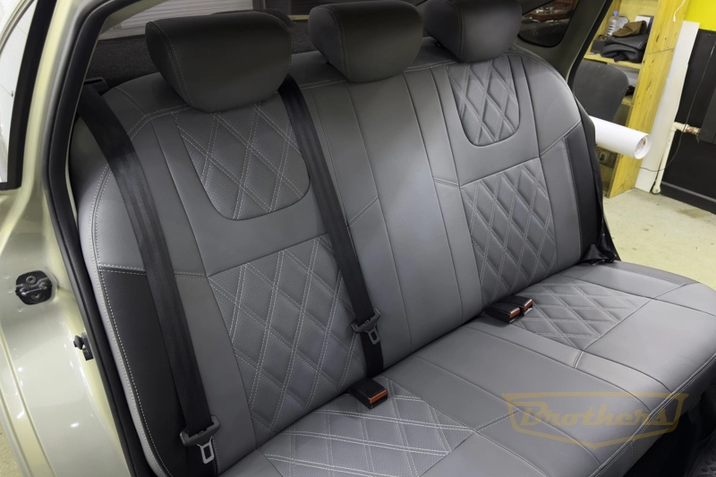 Чехлы на сиденья автомобиля Nissan Almera (Ниссан Альмера) G15, серии "Premium" - серая экокожа, черные вставки, ромбы