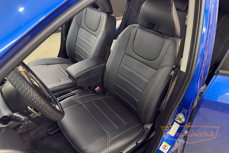 Авточехлы для сидений автомобиля Honda Jazz (Хонда Джазз), 2001 - 2005 серии "Premium" - серая строчка, гладкий центр