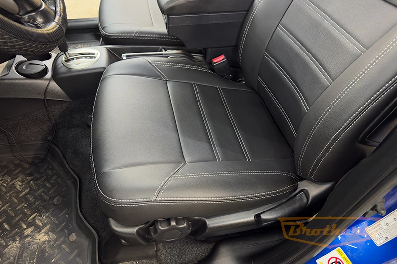 Авточехлы для сидений автомобиля Honda Jazz (Хонда Джазз), 2001 - 2005 серии "Premium" - серая строчка, гладкий центр