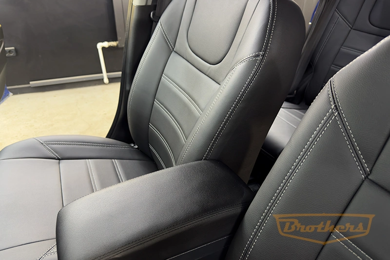 Авточехлы для сидений автомобиля Honda Jazz (Хонда Джазз), 2001 - 2005 серии "Premium" - серая строчка, гладкий центр