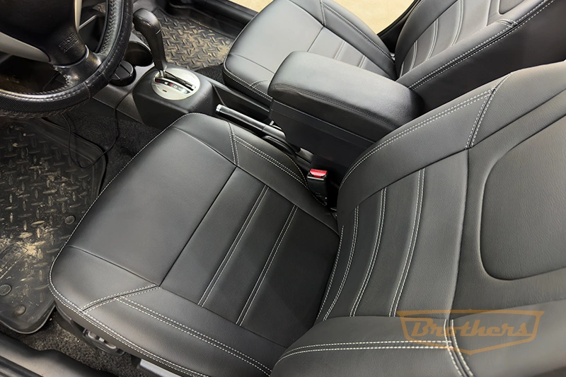 Авточехлы для сидений автомобиля Honda Jazz (Хонда Джазз), 2001 - 2005 серии "Premium" - серая строчка, гладкий центр