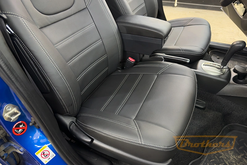 Авточехлы для сидений автомобиля Honda Jazz (Хонда Джазз), 2001 - 2005 серии "Premium" - серая строчка, гладкий центр