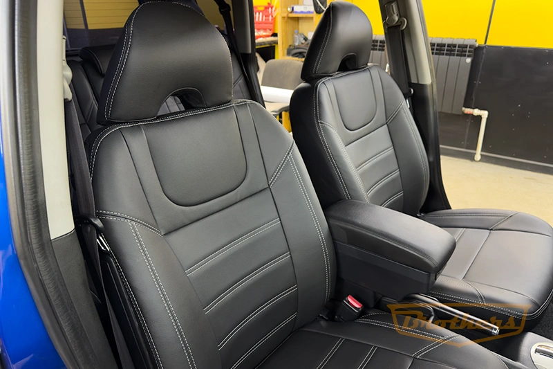 Авточехлы для сидений автомобиля Honda Jazz (Хонда Джазз), 2001 - 2005 серии "Premium" - серая строчка, гладкий центр