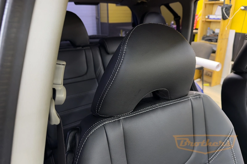 Авточехлы для сидений автомобиля Honda Jazz (Хонда Джазз), 2001 - 2005 серии "Premium" - серая строчка, гладкий центр