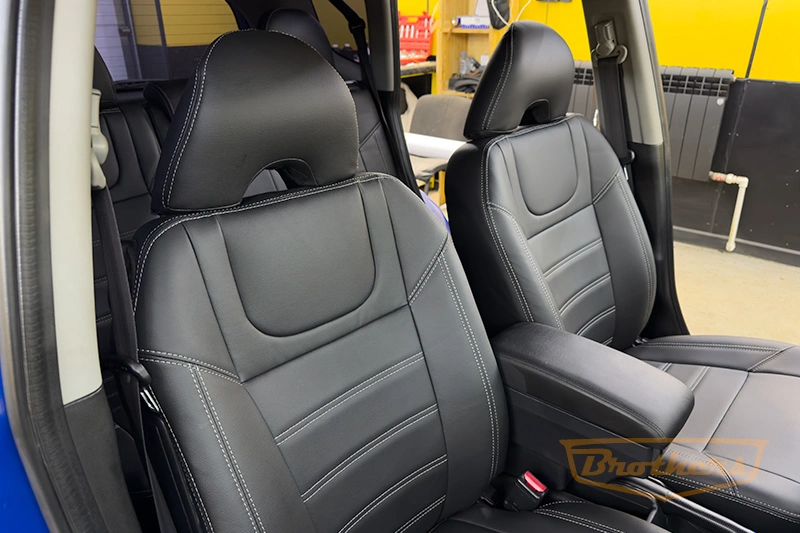 Авточехлы для сидений автомобиля Honda Jazz (Хонда Джазз), 2001 - 2005 серии "Premium" - серая строчка, гладкий центр