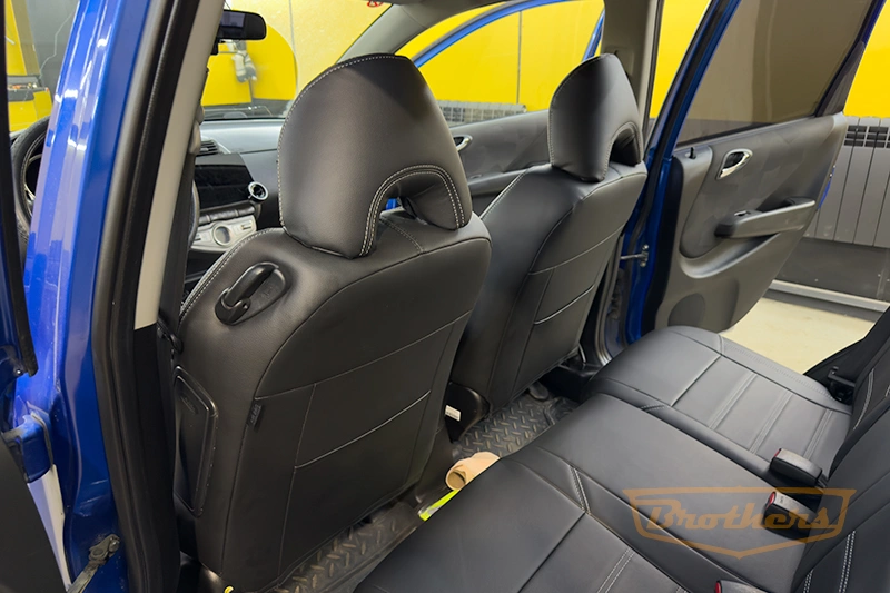 Авточехлы для сидений автомобиля Honda Jazz (Хонда Джазз), 2001 - 2005 серии "Premium" - серая строчка, гладкий центр