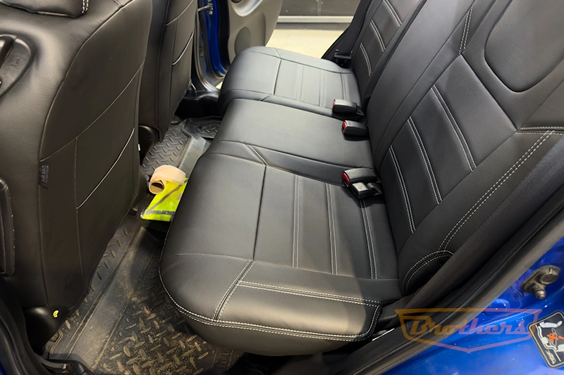 Авточехлы для сидений автомобиля Honda Jazz (Хонда Джазз), 2001 - 2005 серии "Premium" - серая строчка, гладкий центр