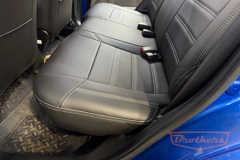 Авточехлы для сидений автомобиля Honda Jazz (Хонда Джазз), 2001 - 2005 серии "Premium" - серая строчка, гладкий центр