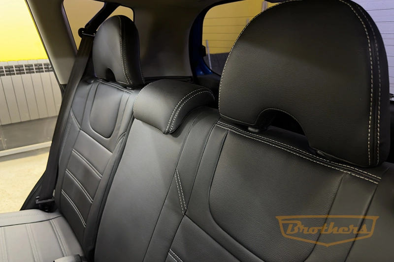 Авточехлы для сидений автомобиля Honda Jazz (Хонда Джазз), 2001 - 2005 серии "Premium" - серая строчка, гладкий центр