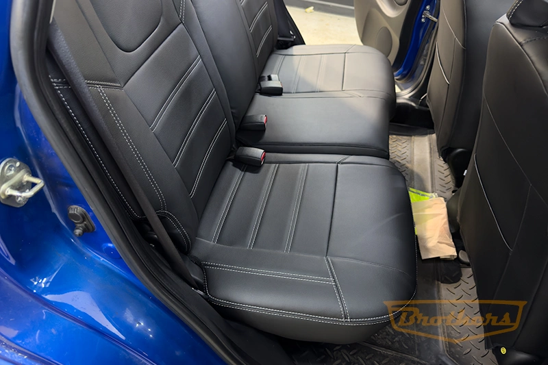 Авточехлы для сидений автомобиля Honda Jazz (Хонда Джазз), 2001 - 2005 серии "Premium" - серая строчка, гладкий центр