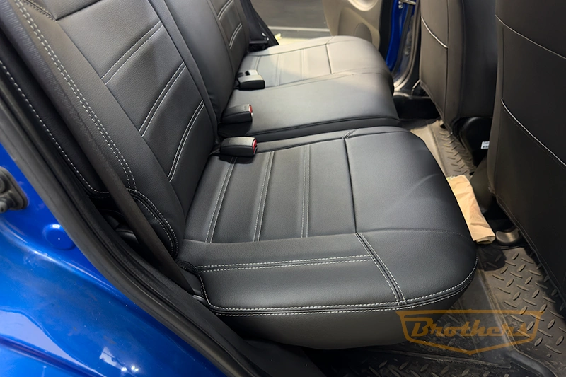 Авточехлы для сидений автомобиля Honda Jazz (Хонда Джазз), 2001 - 2005 серии "Premium" - серая строчка, гладкий центр