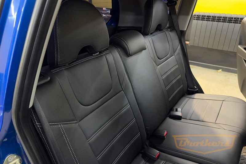 Авточехлы для сидений автомобиля Honda Jazz (Хонда Джазз), 2001 - 2005 серии "Premium" - серая строчка, гладкий центр