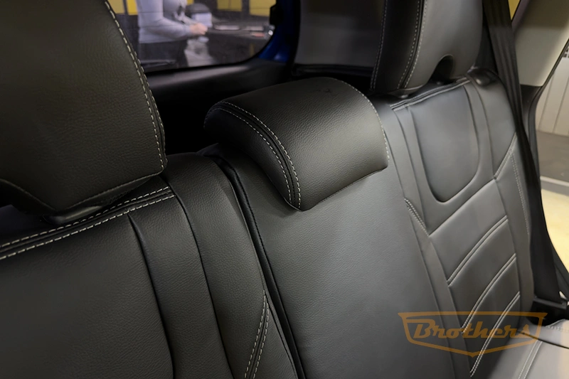 Авточехлы для сидений автомобиля Honda Jazz (Хонда Джазз), 2001 - 2005 серии "Premium" - серая строчка, гладкий центр