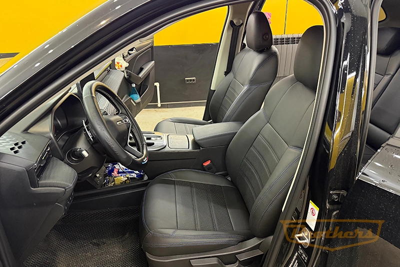 Авточехлы на сиденья Haval Jolion (Хавал Джулиан) серии "Premium" - синяя строчка