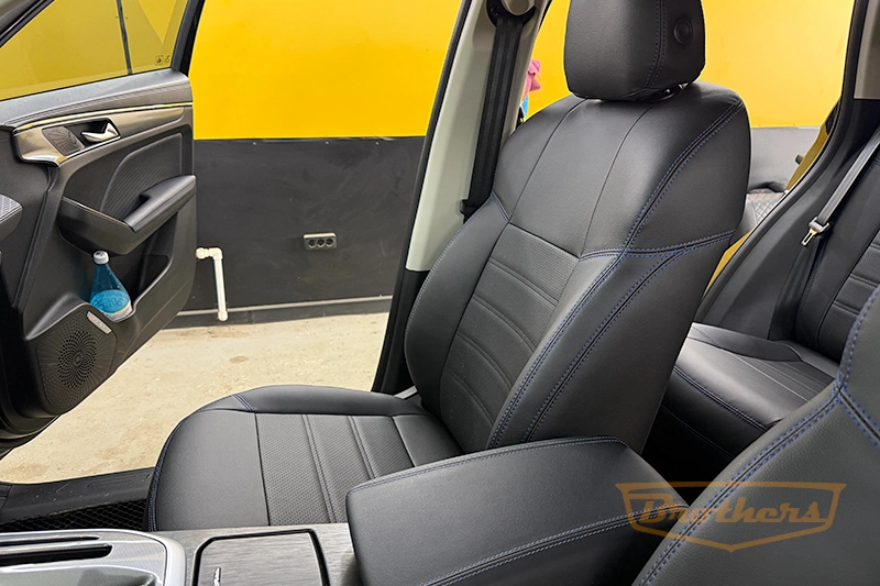 Авточехлы на сиденья Haval Jolion (Хавал Джулиан) серии "Premium" - синяя строчка