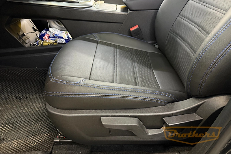 Авточехлы на сиденья Haval Jolion (Хавал Джулиан) серии "Premium" - синяя строчка