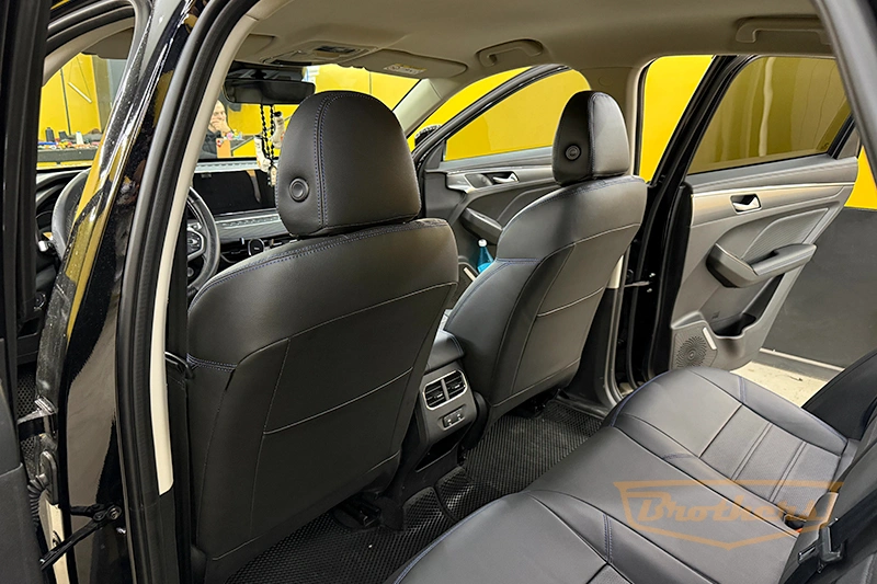 Авточехлы на сиденья Haval Jolion (Хавал Джулиан) серии "Premium" - синяя строчка