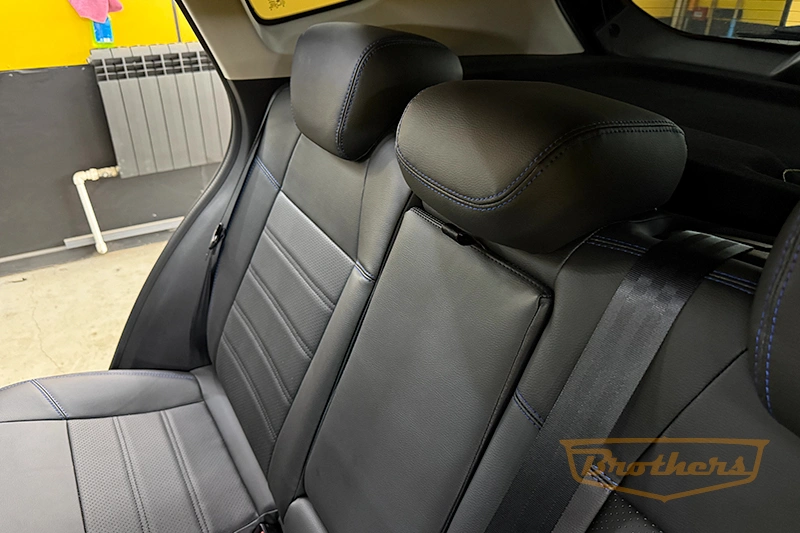 Авточехлы на сиденья Haval Jolion (Хавал Джулиан) серии "Premium" - синяя строчка