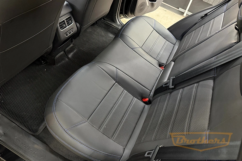 Авточехлы на сиденья Haval Jolion (Хавал Джулиан) серии "Premium" - синяя строчка