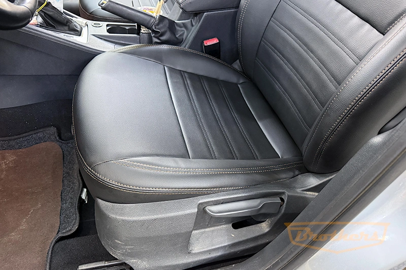 Чехлы на Skoda Octavia A7 (elegance), серии "Premium" - коричневая строчка