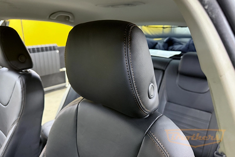 Чехлы на Skoda Octavia A7 (elegance), серии "Premium" - коричневая строчка