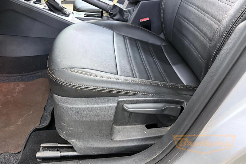 Чехлы на Skoda Octavia A7 (elegance), серии "Premium" - коричневая строчка