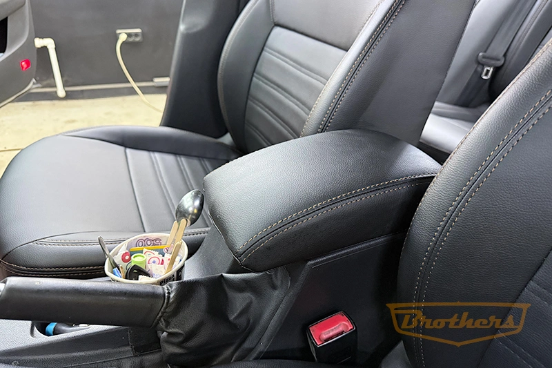 Чехлы на Skoda Octavia A7 (elegance), серии "Premium" - коричневая строчка