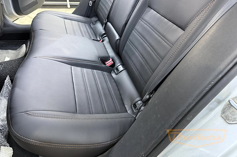 Чехлы на Skoda Octavia A7 (elegance), серии "Premium" - коричневая строчка