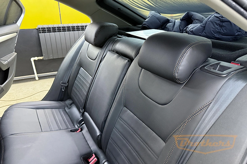 Чехлы на Skoda Octavia A7 (elegance), серии "Premium" - коричневая строчка