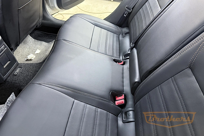 Чехлы на Skoda Octavia A7 (elegance), серии "Premium" - коричневая строчка