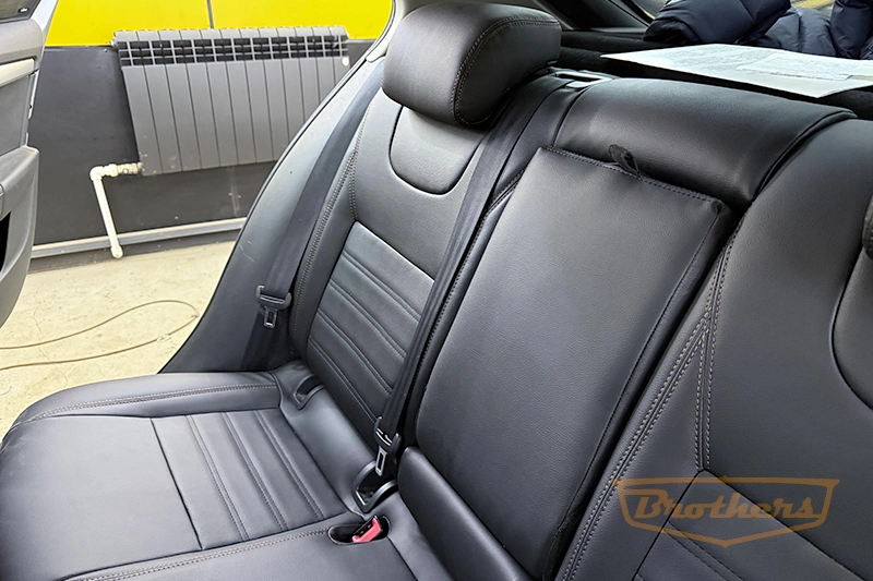 Чехлы на Skoda Octavia A7 (elegance), серии "Premium" - коричневая строчка