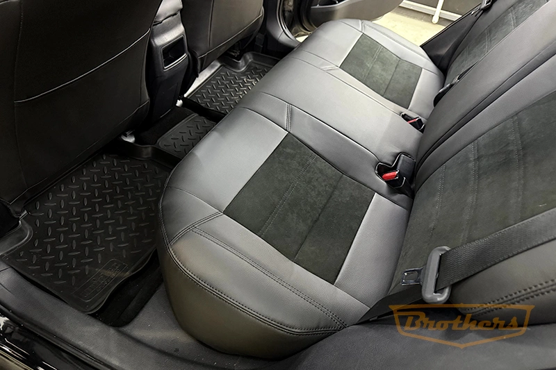 Авточехлы на Toyota Corolla (E160), серии "Alcantara" - черная строчка