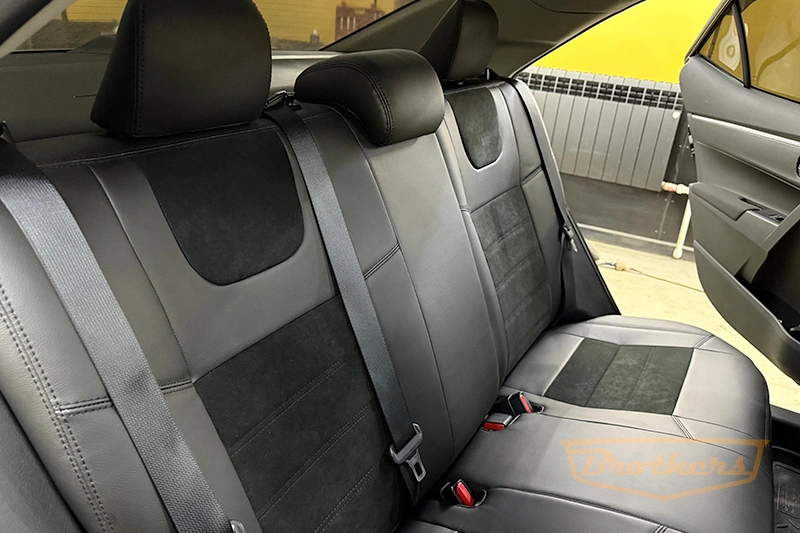 Авточехлы на Toyota Corolla (E160), серии "Alcantara" - черная строчка