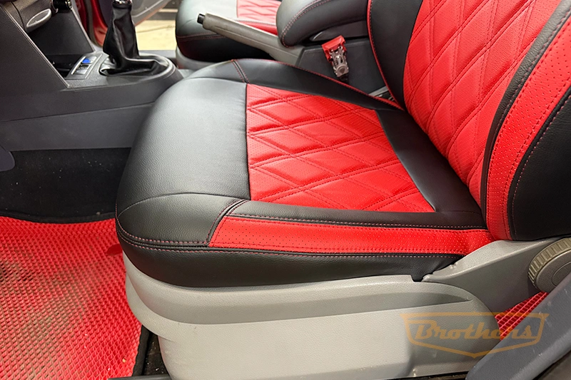 Чехлы из экокожи для Volkswagen Caddy 3 (2004 - 2010) серии "Premium" - красная строчка, красные вставки, ромбы