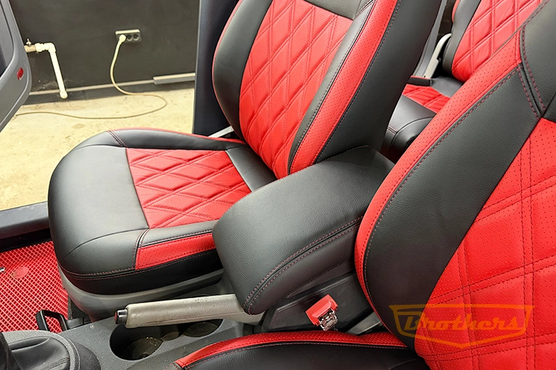 Чехлы из экокожи для Volkswagen Caddy 3 (2004 - 2010) серии "Premium" - красная строчка, красные вставки, ромбы