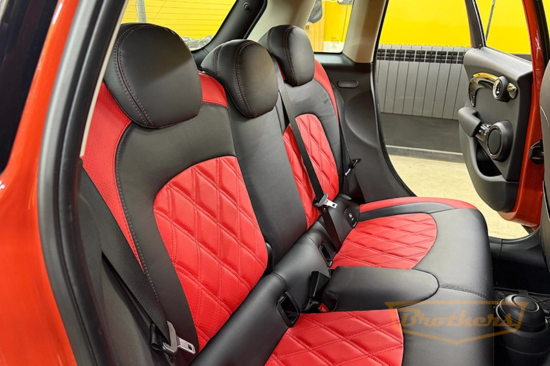 Чехлы на Mini Cooper Hatch (F56), серии "Premium" - красная строчка, красный центр, ромбы Чехлы на Mini Cooper Hatch (F56), серии "Premium" - красная строчка, красный центр, ромбы