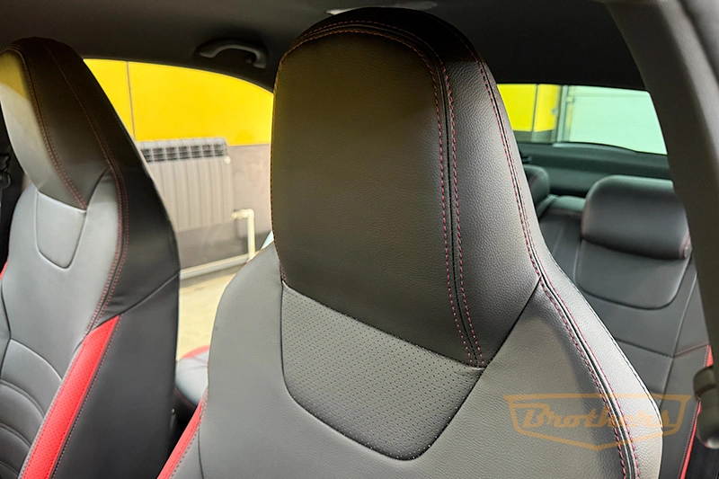 Чехлы для Volkswagen Polo VI, лифтбек, серии "Premium" - красная строчка, красные вставки