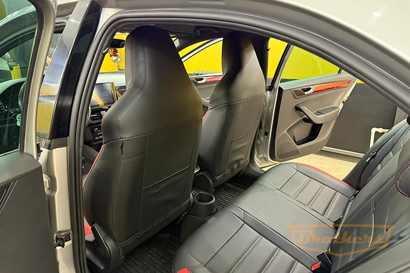 Чехлы для Volkswagen Polo VI, лифтбек, серии "Premium" - красная строчка, красные вставки