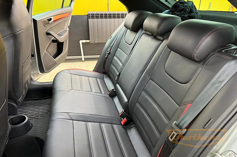 Чехлы для Volkswagen Polo VI, лифтбек, серии "Premium" - красная строчка, красные вставки