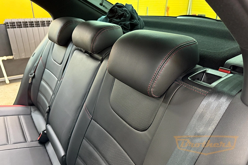 Чехлы для Volkswagen Polo VI, лифтбек, серии "Premium" - красная строчка, красные вставки