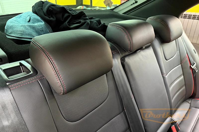 Чехлы для Volkswagen Polo VI, лифтбек, серии "Premium" - красная строчка, красные вставки